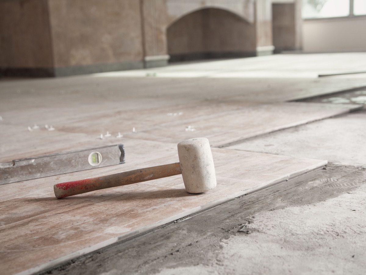 Bodenleger bei der Arbeit